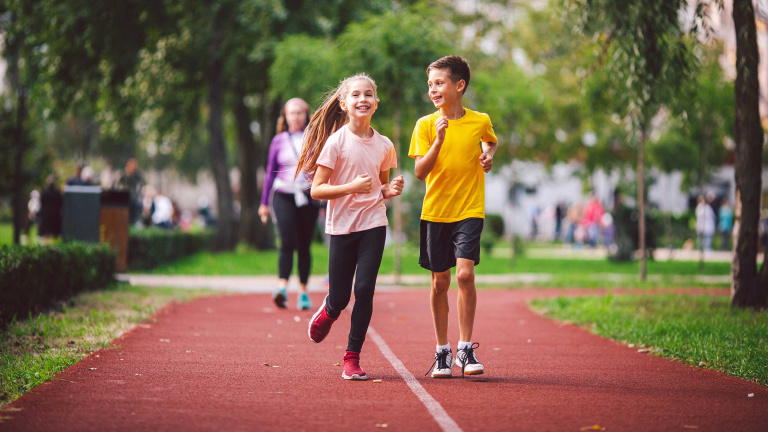 Youth and physical activity, a study shows the importance of living environment and the role of parents